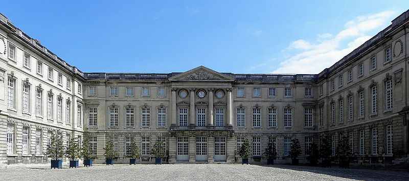 File:Compiègne (60) Château Façade sur cour 02.JPG