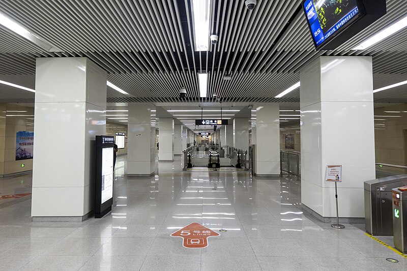 File:Concourse of L5, Zhangxingzhuang Station, Tianjin Metro 20231005.jpg