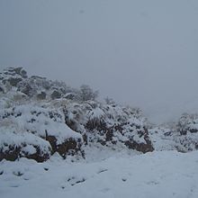 Vue du versant ouest du Champaquí après une chute de neige durant l'hiver austral.