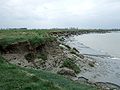 La marée basse expose une boue épaisse sur les rives du Couesnon.