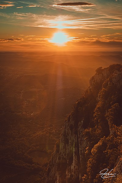 File:Crépuscule vu depuis le sommet du Pic Saint-Loup.jpg