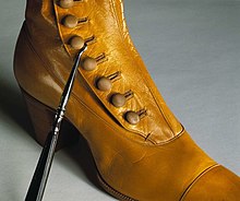 A buttonhook in use on a c. 1900 boot Damkanga fran 1899 med kangknappare - Nordiska Museet - NMA.0034994.jpg