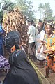 Danse devant les invités assie