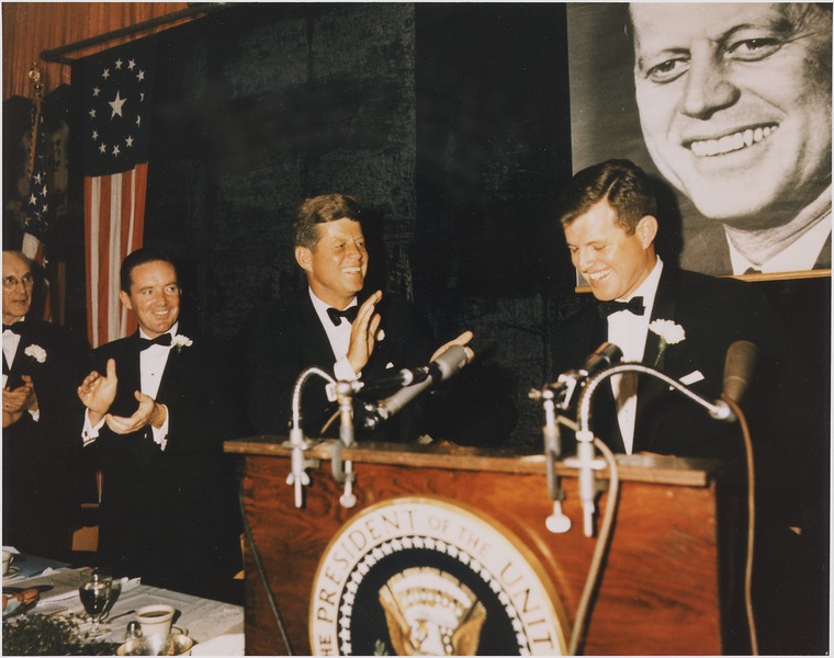 File:Democratic Fund Raising Dinner. Speaker of the House John McCormack,unidentified man, President Kennedy, Senator... - NARA - 194272.tif