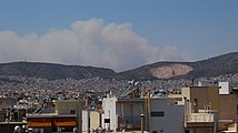 Nuvem de fumaça do incêndio em Dervenocória vista de Ilion às 14h20 em 18 de julho de 2023.