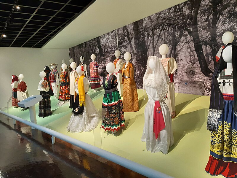 File:Diversidad de trajes típicos en México.jpg