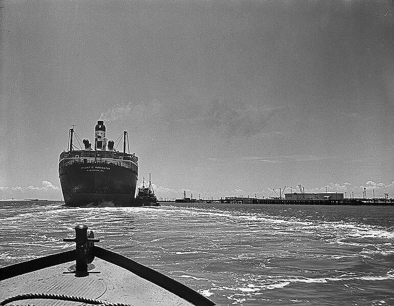 File:Docking the SS Atlantic Navigator, Harbor Island, Texas (9576109489).jpg