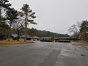 Dr Harry L Halliwell Sekolah di North Smithfield RI dekat Rhode Slatersville Island.jpg