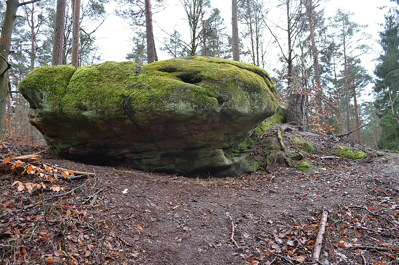 File:Druidenstein (Mäbenberger Wald), Nordansicht.jpg