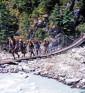 Hangbrug over de Dudhkoshi