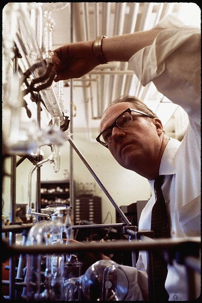 File:EDGAR STEPHENS, PROFESSOR OF ENVIRONMENTAL SCIENCE AT THE STATEWIDE AIR POLLUTION RESEARCH CENTER - NARA - 542666.tif