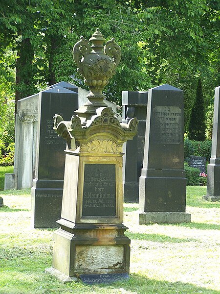 File:ESA Hauptfriedhof 141.jpg