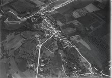 Aerial view from 500 m by Walter Mittelholzer (1919) ETH-BIB-La Sarraz mit Schloss v. W. aus 500 m-Inlandfluge-LBS MH01-000830.tif