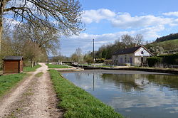 Ecluse 14 sur le canal de Bourgogne au niveau de Bouhey