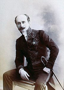 Edmond Rostand en habit vert avec épée