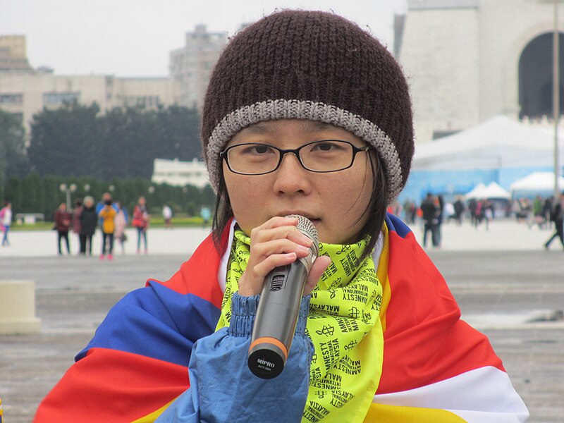 File:Eeling Chiu holding Mipro microphone 20160120.jpg