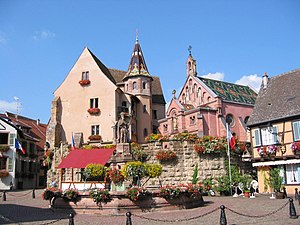 Het kasteel château de Saint-Léon-Pfalz met de kapel in het centrum van Eguisheim