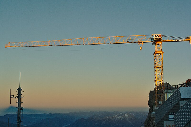 File:Eibseeseilbahn Zugspitze Baustelle Kran.jpg