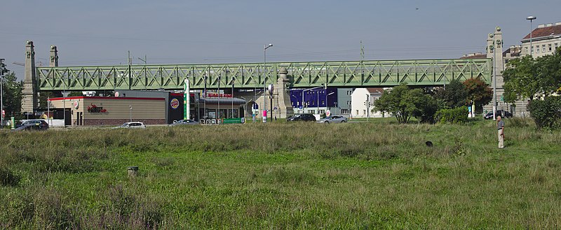 File:Eisenbahnbrücke, Otto-Wagner-Brücke über die Wienzeile samt Anschlussbauwerken (26205) IMG 5332.jpg