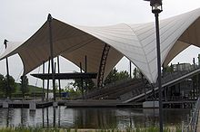 La struttura del Seebühne all'interno dell'Elbauenpark.