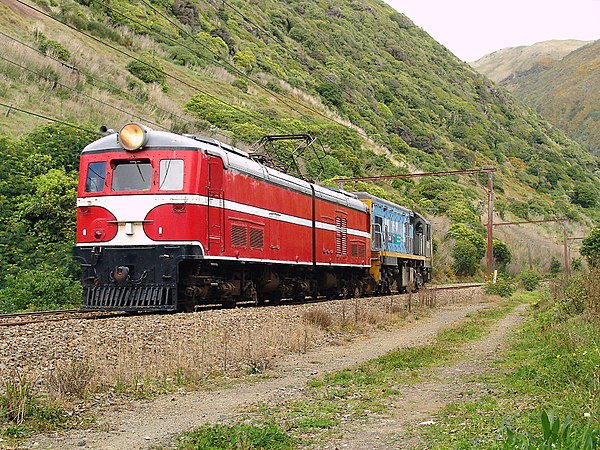 EW1805 hauling DC 4611 near Paekākāriki on the electrified Wellington section. This section of the North Island Main Trunk was electrified in 1940.