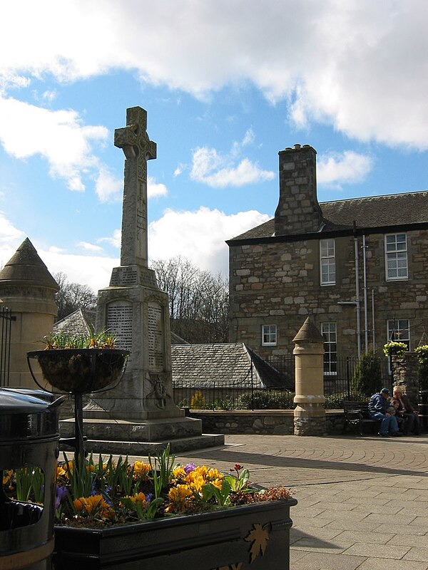 A war memorial, which stands just in front of the town's Memorial Garden, commemorates both world wars. It was unveiled and dedicated in 1922