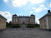Fil:Ericsbergs slott med flyglar.JPG