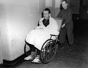 Il est amené en fauteuil roulant au tribunal, après une hémorragie cérébrale bénigne (1946).