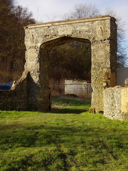 File:Estate Entrance Arch - geograph.org.uk - 323019.jpg