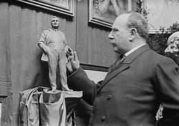 Ettore Ximenes with Caruso statue.jpg
