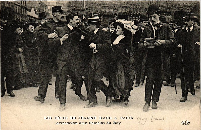 File:Fêtes de Jeanne d'Arc 1909 - arrestation d'un camelot du roi.jpg