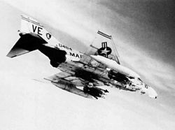 Tipikus támadóbevetés Észak-Vietnam felett: a tengerészgyalogság VMFA–115 századának egyik F–4B-je vadászbombázó bevetésen 1971-ben. Jól megfigyelhető a háromzáras (TER) felfüggesztő gerendákon kilenc, meghosszabbított gyújtóval felszerelt légibomba, a négy-négy radar- és infravörös vezérlésű légiharc-rakéta és a két póttartály