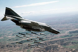 מטוס F-4 פנטום מטיל פצצות