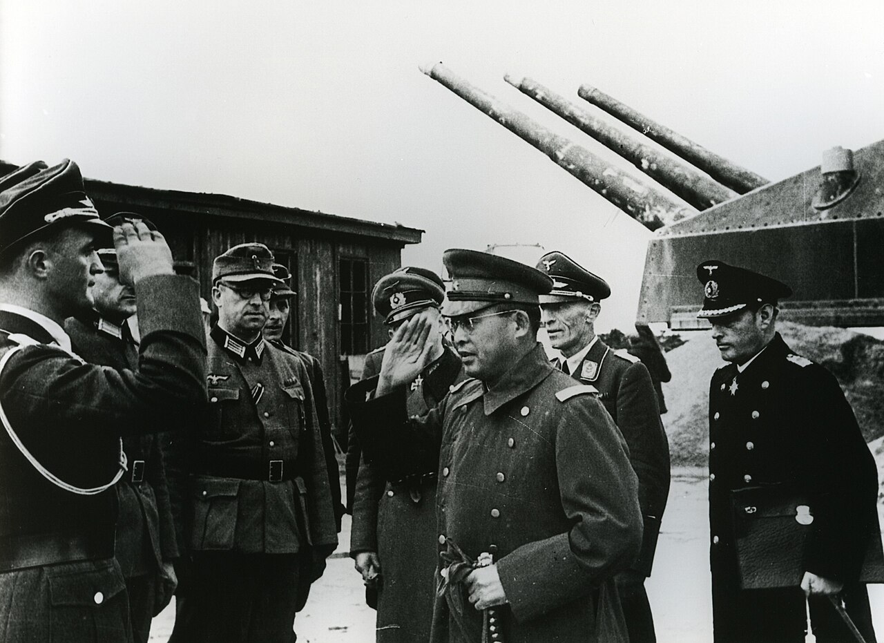 ファイル:Falkenhorst onodera morath fjell festning 1943 triple 28 cm triple  naval gun gneisenau.jpg - Wikipedia