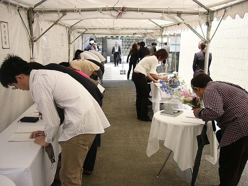 File:Fans writing a message for Izumi Sakai.jpg