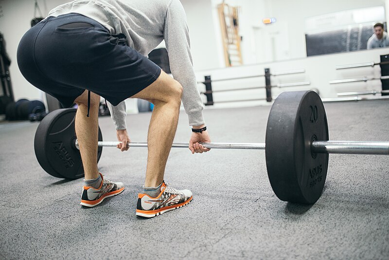 File:Fit young man doing deadlift exercise in gym.jpg