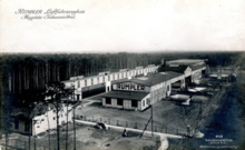 Die Rumpler-Werke am Flugplatz Johannisthal Anfang 1914. Rechts neben dem Gebäude vier Rumpler Tauben.