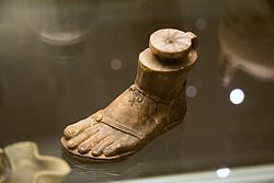 Een oud-Grieks vat uit de 16e eeuw v.Chr. in de vorm van een "Griekse voet"