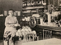 Françoise Fayolle préparant ses poulardes demi-deuil dans son restaurant du 73 rue Duquesne (Lyon) à la fin du XIXe.jpg