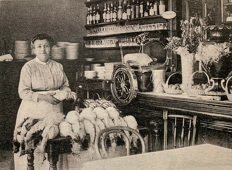 File:Françoise Fayolle préparant ses poulardes demi-deuil dans son restaurant du 73 rue Duquesne (Lyon) à la fin du XIXe.jpg