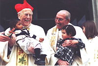 Franz Cardeal König com o Pastor P. Carlo Mondini OMV, e duas crianças refugiadas durante sua visita à igreja paroquial "Zum Guten Hirten" , Viena-Hietzing, 17 de abril de 1994