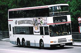 Treaxlad dubbeldäckarversion av N113 i Hongkong. Denna variant såldes endast i länder med vänstertrafik medan ledbussen endast såldes i länder med högertrafik.