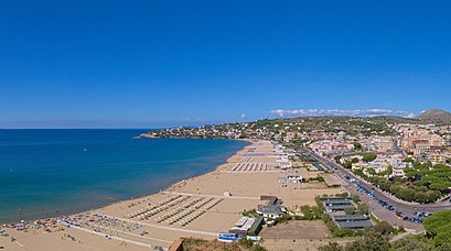 Come arrivare a Spiaggia di Sèrapo con i mezzi pubblici - Informazioni sul luogo