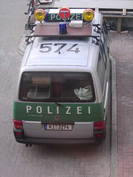 File:German Police car in green and silver-grey.jpg