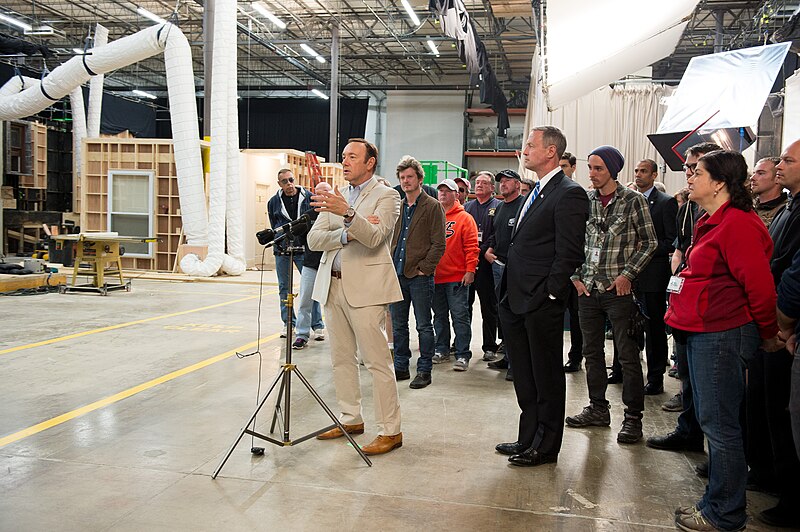 File:Governor Tours the House of Cards Set (8769359109).jpg