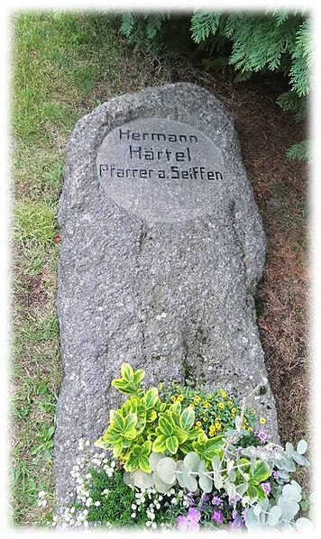 File:Grabstein von Pfarrer Hermann Gustav Härtel (1864 - 1919) auf dem Friedhof Seiffen.jpg