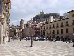 Plaza Nueva, vista hacia el sureste, con la Alhambra arriba, y juzgados de primera instancia de Granada a la derecha