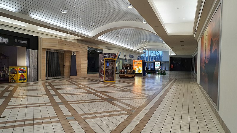 File:Grand Traverse Mall - Concourse 05.jpg