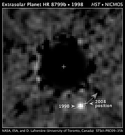 ハッブル宇宙望遠鏡による1998年10月30日に撮影されたHR 8799 bの画像。当時は太陽系外惑星が写っていると気づかれていなかった。