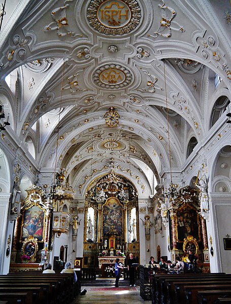 File:Hall Allerheiligenkirche Innen Langhaus Ost 2.jpg